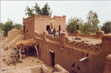 typisch in leem opgetrokken woning zoals men ze in het zuiden van Burkina Faso aantreft bij de Nuna