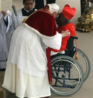 De Paus omhelst Kardinaal Dery