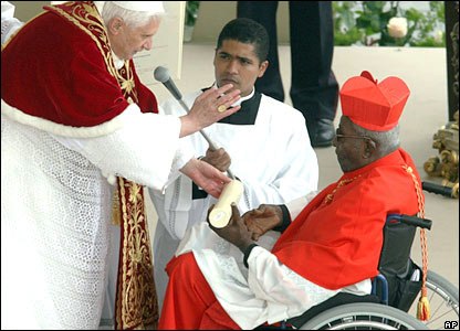 De Paus geeft de Kardinaals-bul aan Bisschop Dery