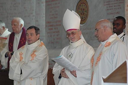 Mgr. Claude Rault gedurende een viering in de Basiliek vam Notre Dame d'Afrique te Algiers. Aan zijn rechterhand de Algemene Overste van de Missionarissen van Afrika. 