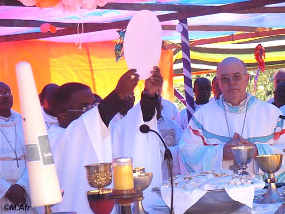 De Eerste Bisschops-mis. Naast hem de Bisschop van Nouakchott, Mauritanië