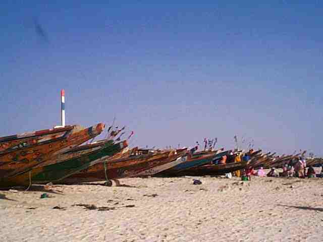 vissersboten op het strand van Nouakchott