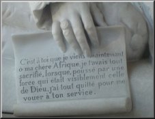 tekst van het perkament dat Lavigerie in zijn hand heeft: mausoleum te Rome.