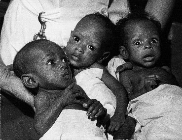 Congo, kleine vondelingetjes, door religieuzen gevonden en opgevoed