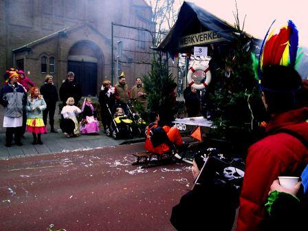 Carnaval Dongen 2007:voor de kerk, een voorbode van de Vastentijd!