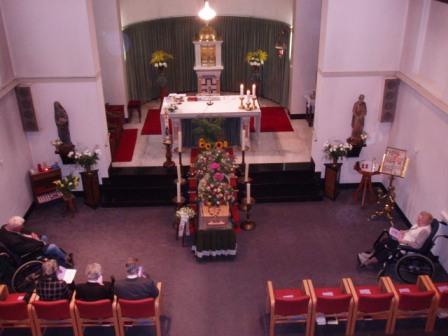 De kist is zojuist gesloten, en het Requiem wordt aangeheven.