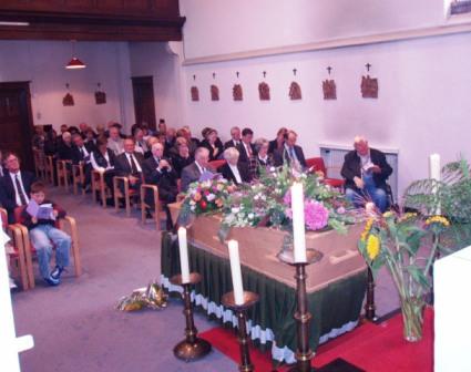 Ingetogen en aandachtig luisterend...