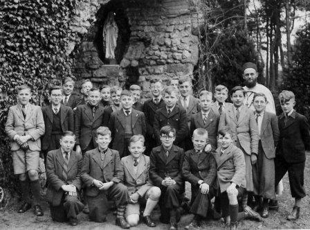 Laus: eerste rij, de tweede van links in Sterksel 1944