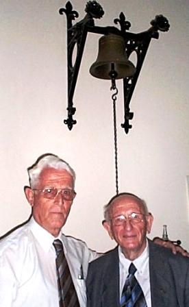 Lon met zijn klasgenoot Henk Kager te Heythuysen op de Jubilarissendag , 29 juni 2005.