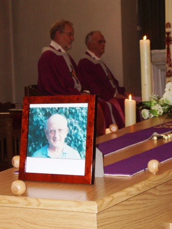 Pater Kramer met concelebrant Rob van Iterson.