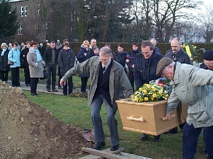 de kist wordt geplaatst voor de laatste riten