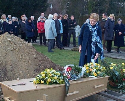 een laatste geste van afscheid met een bosje bloemen...