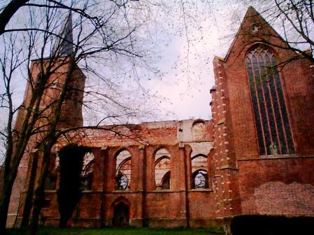 rune tussen gerestaureerde toren en priesterkoor
