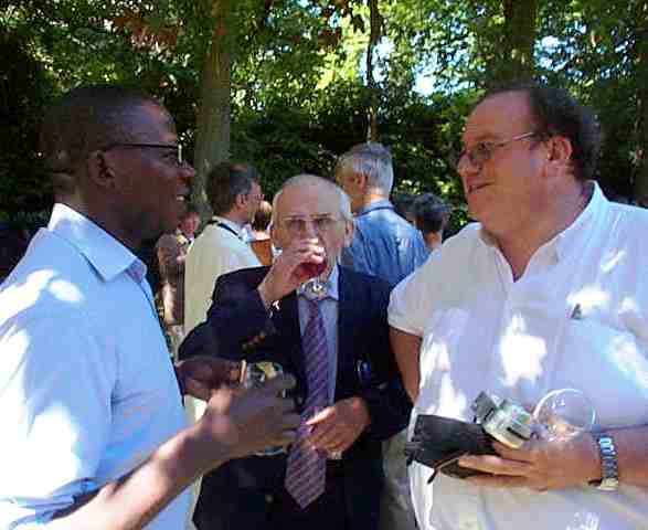 de frambozenwijn laat zich goed smaken.Charles Ndungu van Uganda, Lambert van Laarhoven ex Burkina Faso en Philippe Docq uit Zuid Afrika