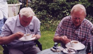 koffie met een lepeltje! Henk van de Paverd, verantwoordelijke van Heythuysen; en Cor van Den Brand.