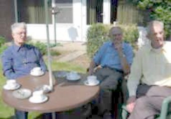 Jan van Harmelen, de econoom, heeft alles onder contrle! Links: Frits Wassenberg, rechts Karel Louwen
