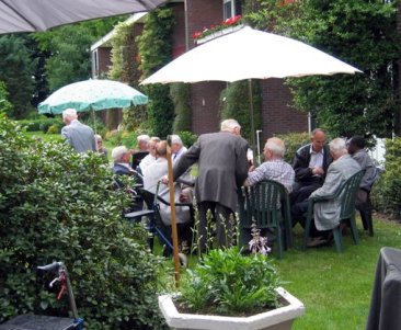 koffie met gebak op de jubilarissendag: en profiteren van het mooie weer!
