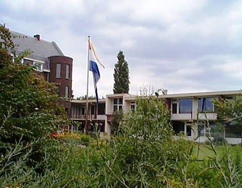 De vlag uit voor de Jubilarissendag in Heythuysen