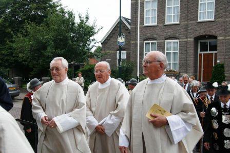 v.l.n.r. Jan Mol, Provinciaal;Wim Wouters, de nieuwe pastoor; Frans van de Weijst, de Deken. 