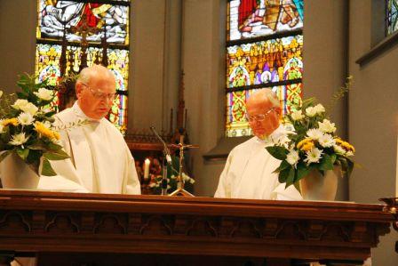 Beide pastoors gedurende de Eucharistieviering