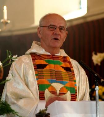 Pater Sjef Kuppens gedurende zijn openingswoord in de kerk van Tungelroy.