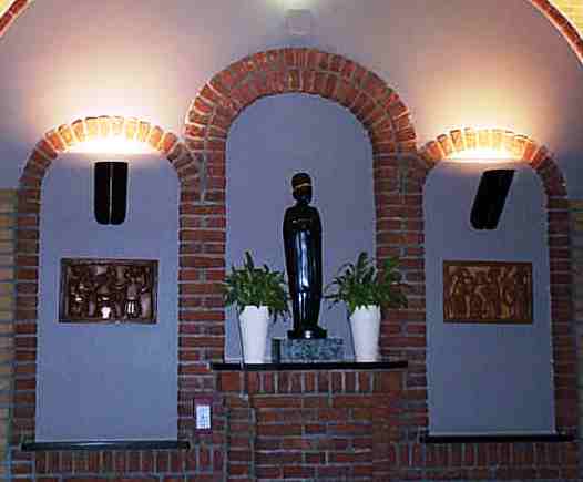 Rwandese Madonna in kloostergang