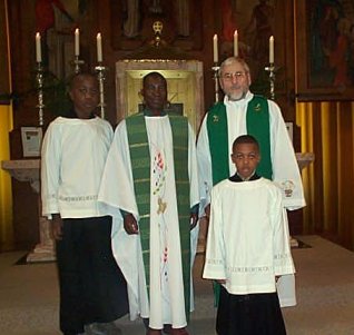 een antilliaanse acoliet, een burkinese Priester,een hollandse pater en een congolese misdienaar.