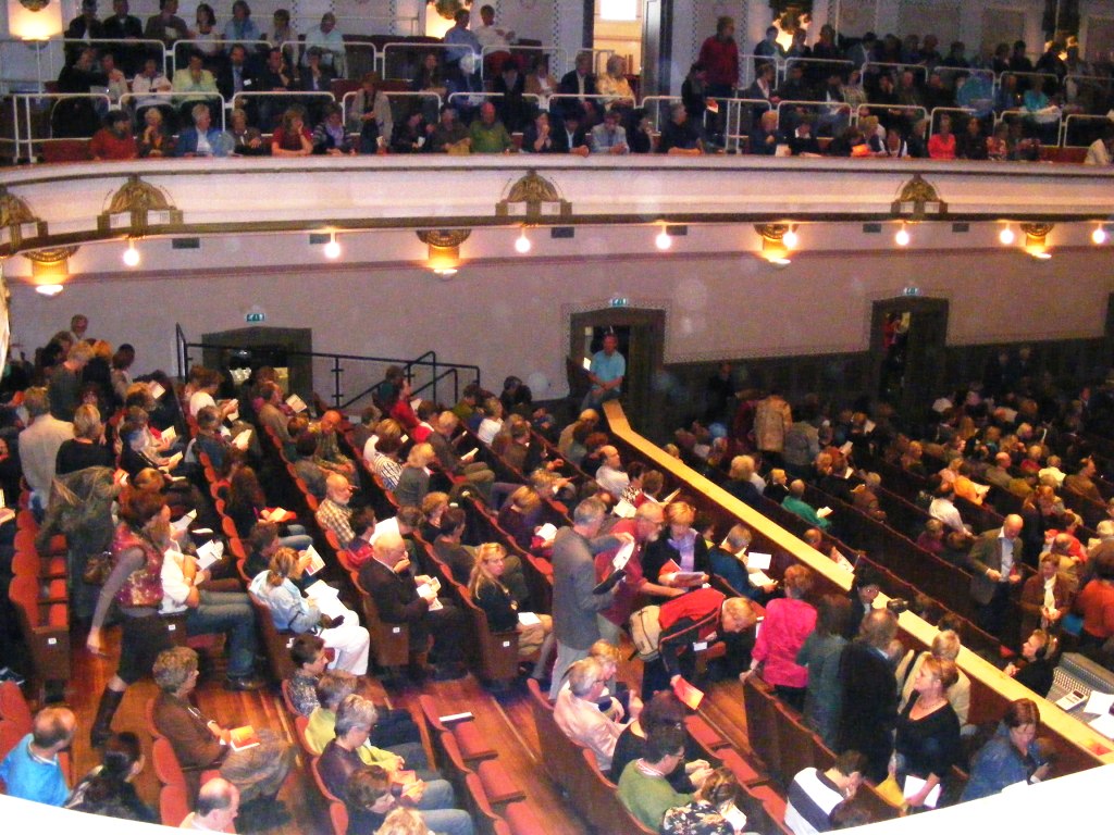 Geroezemoes bij de opening van de zaal, die propvol kwam te zitten!