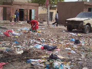 weggegooid zwerfvuil van plastic vervuilt de stad enorm.  copyright