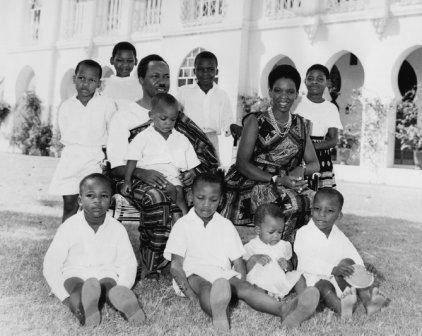familiefoto van Julius Nyerere met vrouw en kinderen voor het Gouverneurspaleis