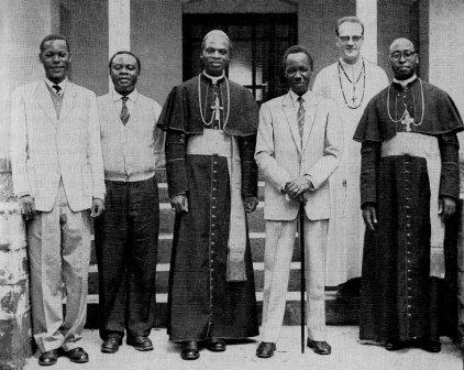 Julius Nyerere tussen Kardinaal Rugambwa, links, en rechts de Bisschop van Bukoba. De Witte Pater is Jos Thiellier, plebaan van de Kathedraal van Bukoba.