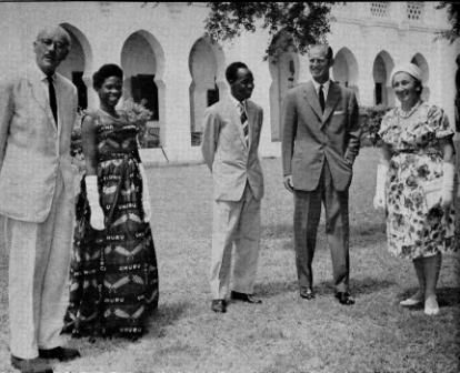 vlnr: Gouverneur Generaal Turmbull, Mevr. Nyerere, Premier Nyerere, Hertog van Edinburgh, Lady Turmbull.