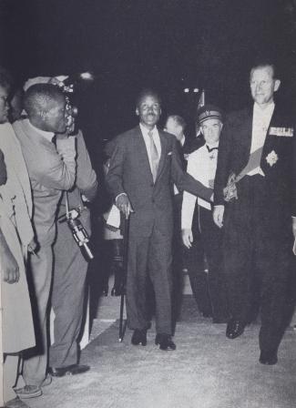 Bij de onafhankelijkheids-verklaring was ook Prins Philip, de Hertog van Edinburgh, aanwezig. In het midden: Premier Julius Nyerere.