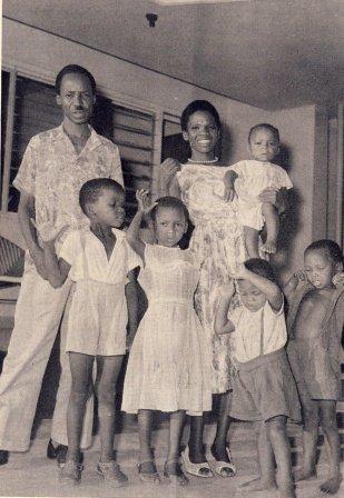 Julius Nyerere op jongere leeftijd, met vrouw en de eerste 5 kinderen.