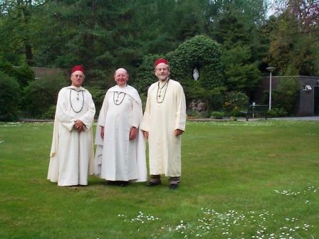 De binnentuin van het klooster met Mariagrot van Lourdes.