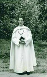 kledij van de Witte Paters: Pater Peter Nuyens uit Santpoort, in 1962 gewijd in

De Naald.