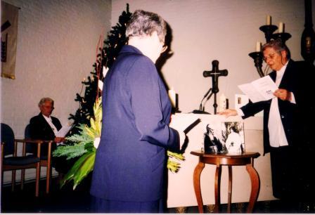 Zr.Tiny Hlscher(de tekst in de hand) staat er wel duidelijk op maar Zr.Jeanne Simons alleen van opzij. Op de achtergrond ook nog Zr.Bep van Grieken, de econoom. Op het tafeltje de foto's van de Kardinaal en Marie Salome.