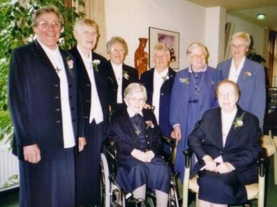 van l. naar r. staande: Willemien van Berkel, Riek de Wit, Jeanne Simons, Truike de Win, Irma Fijt, Gerda Slaghekke. Zittend: Elisabeth Heesters, Tonny Stertelder.