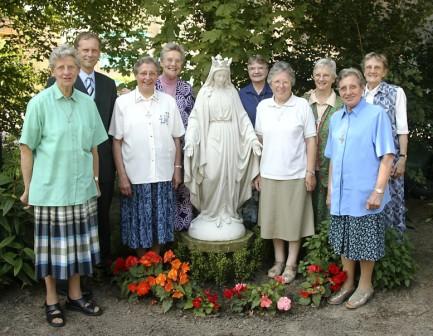 de bewoonsters van Molenwiek 2005. v.l.n.r.: Maria Schoorlemmer,dhr.Metz, Willemien van Berkel, Truus Bos, Antoinette Winkelman, Jeanne Simons, Gerda Slaghekke, Francien van Berkel, Toos van Kaam.