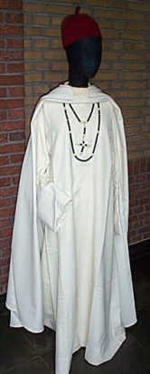 modepop witte paters-kleding:gandurah, burnus, gebeds-snoer, chechia.